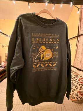 Punz Men's Dark Green Crewneck Sweater with Gold Graphic